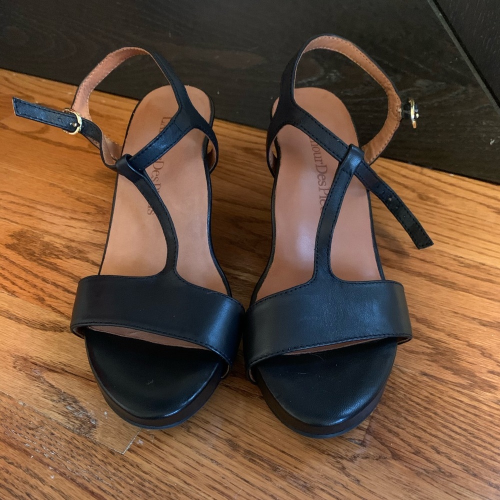 L’Amour Des Pieds ‘Idelle’ black wedge sandal